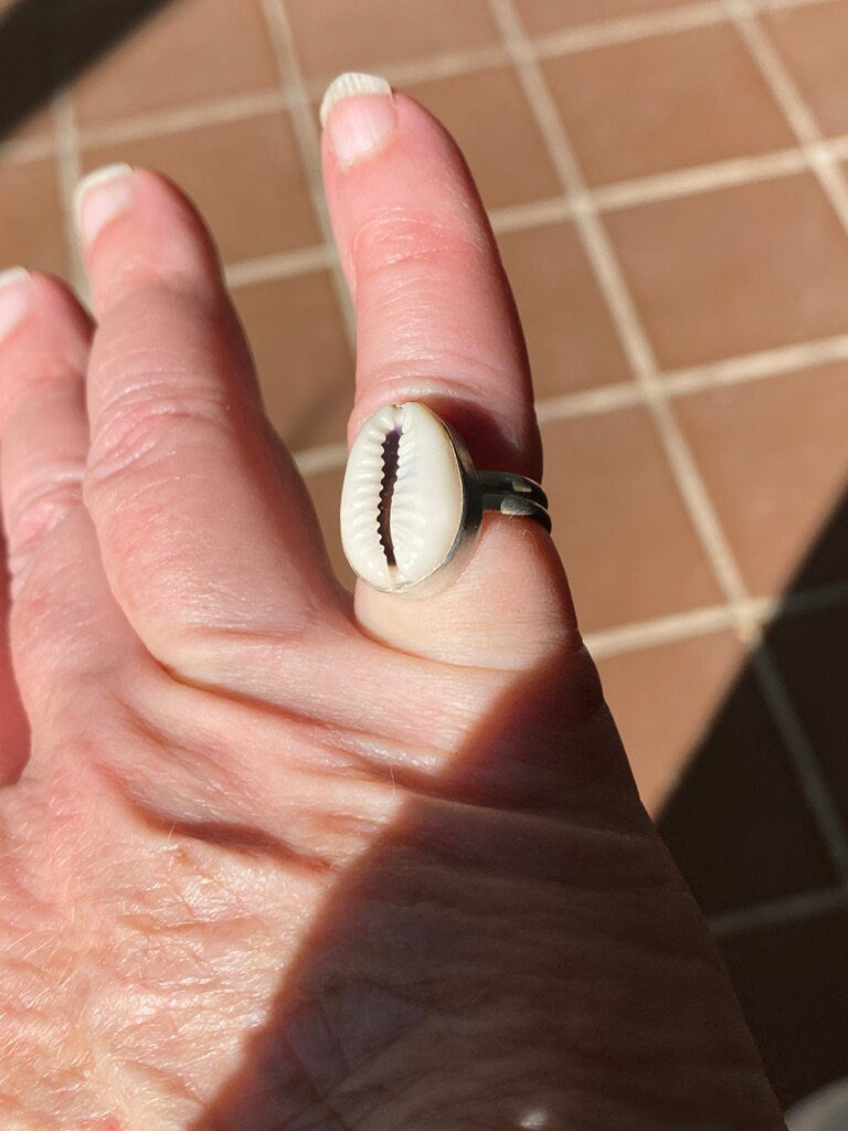 Small Cowrie Ring -5.25